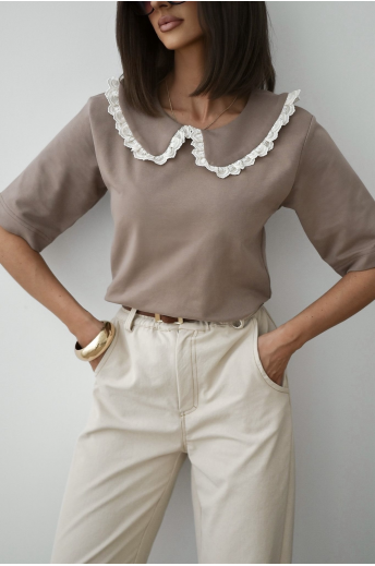 T-SHIRT Z OZDOBNYM KOŁNIERZYKIEM | KAWOWY