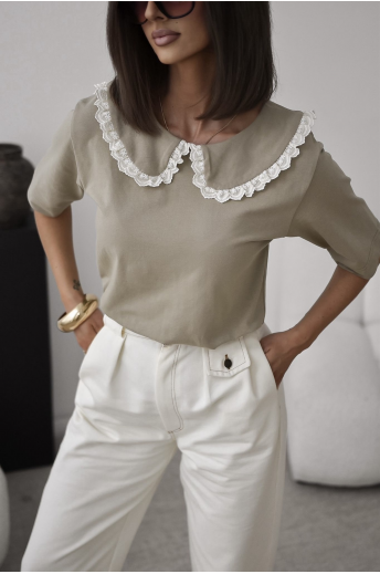 T-SHIRT Z OZDOBNYM KOŁNIERZYKIEM | OLIWKOWY